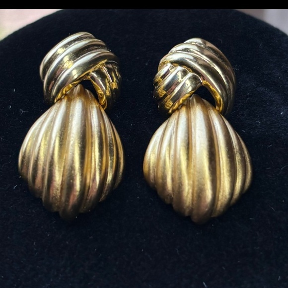 Monet Gold Door Knocker Domed Shell Earrings Pierced 1” Signed - Picture 8 of 8